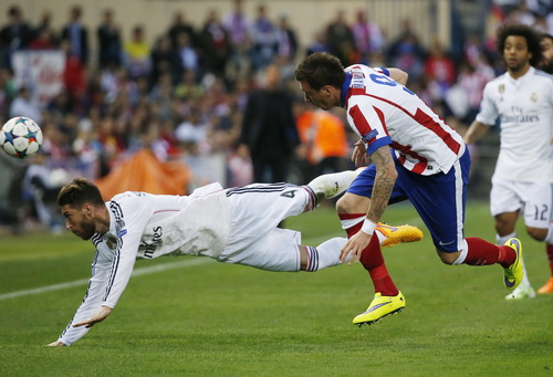 Hàng thủ Real vất vả với các chân sút Atletico trong hiệp hai