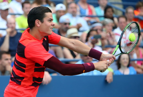 Milos Raonic g&aacute;c vợt ở v&ograve;ng ba