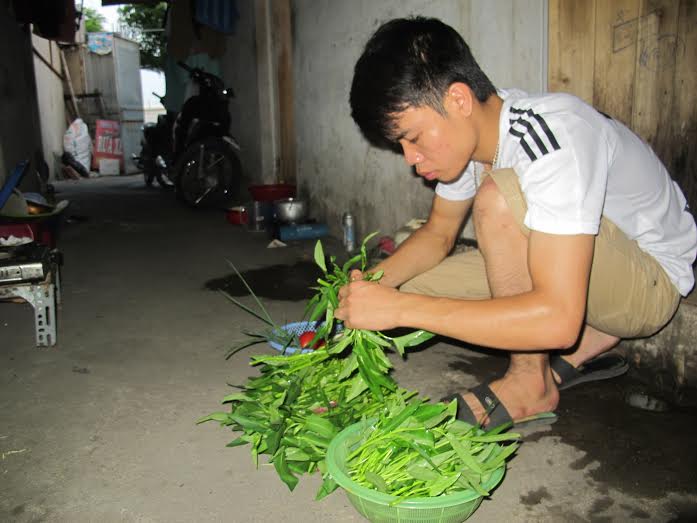 Bữa ăn h&agrave;ng ng&agrave;y của c&ocirc;ng nh&acirc;n chủ yếu l&agrave; rau   ẢNH: VĂN DUẨN