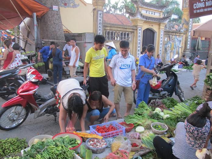 Thu nhập thấp khiến c&ocirc;ng nh&acirc;n kh&ocirc;ng c&oacute; nhiều sự lựa chọn cho bữa cơm chiều ẢNH: VĂN DUẨN