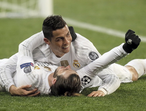 Ibrahimovic đưa PSG vào vòng hai, Ronaldo đau tim với Real