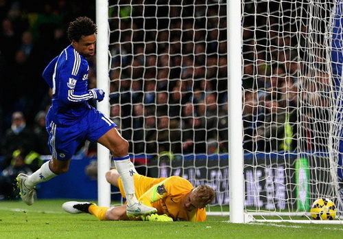 Remy ghi bàn vào lưới Man City