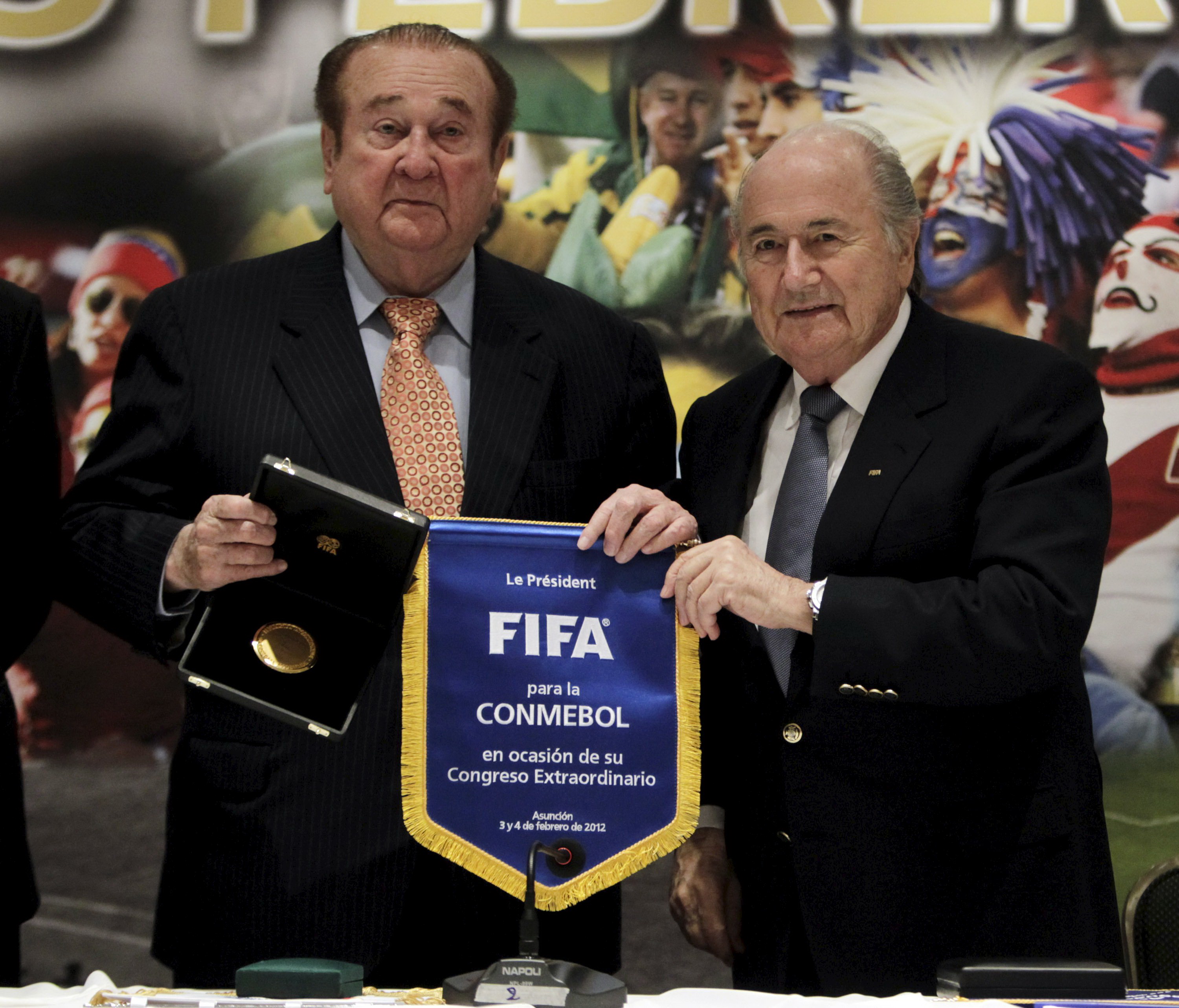 Nguy&ecirc;n chủ tịch CONMEBOL Nicolas Leoz (tr&aacute;i) hiện đang nằm bệnh viện ở tuổi 86