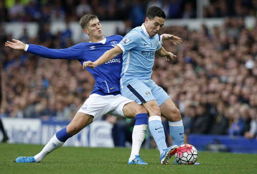 John Stones (trái) tranh chấp bóng với Nasir Nasri