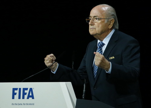 Blatter thừa nhận tham nhũng, đối mặt cuộc tổng công kích từ UEFA