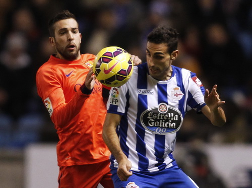 Jordi Alba (phải) tranh chấp với Luisinho của Deportivo