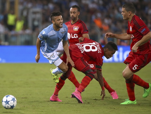 Felipe Anderson (trái)