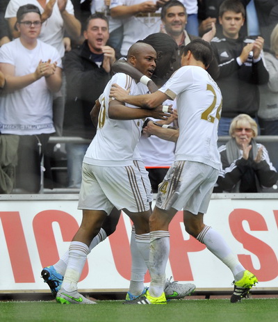 Andre Ayew nhanh chóng tái lập thế quân bình cho Swansea