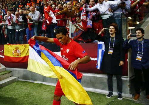 Carlos Bacca ăn mừng bàn thắng thứ ba