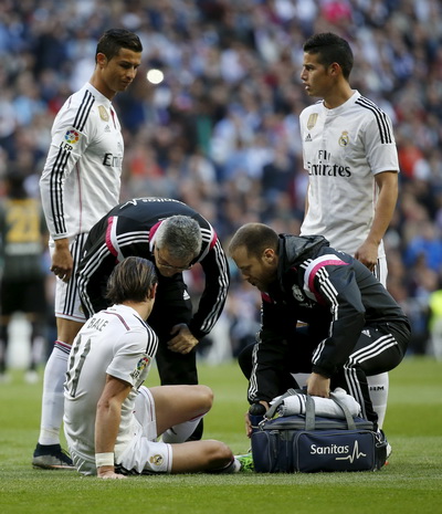 Gareth Bale c&ograve;n rời s&acirc;n sớm hơn v&igrave; chấn thương bắp ch&acirc;n