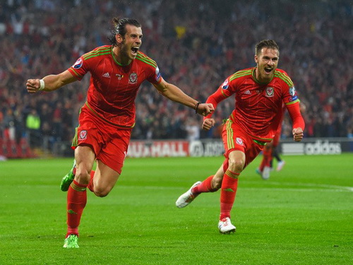 Gareth Bale mừng b&agrave;n thắng duy nhất của trận đấu, gi&uacute;p Xứ Wales l&ecirc;n ng&ocirc;i đầu bảng