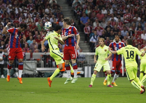 Benatia (trái) mở tỉ số cho Bayern Munich