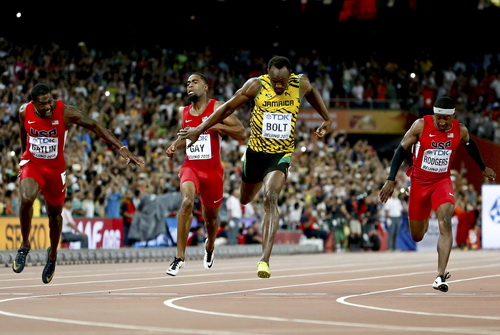 Usain Bolt bị 4 VĐV Mỹ kẹp chặt tr&ecirc;n đường chạy