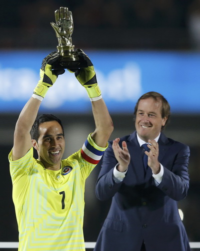 Thủ m&ocirc;n đội trưởng Claudio Bravo v&agrave; chiếc c&uacute;p v&ocirc; địch đầu ti&ecirc;n sau 99 năm