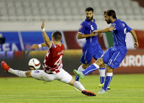 Antonio Candreva trong pha tấn c&ocirc;ng trước khung th&agrave;nh Croatia