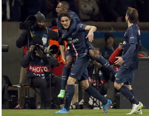Cavani gỡ h&ograve;a may mắn cho PSG, đưa trận đấu về vạch xuất ph&aacute;t trước lượt về