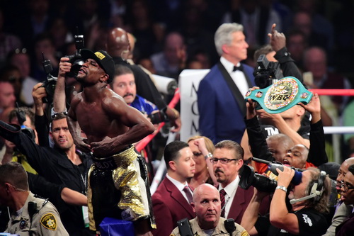 Niềm phấn kh&iacute;ch của Mayweather sau chiến thắng c&ugrave;ng chiếc đai v&ocirc; địch