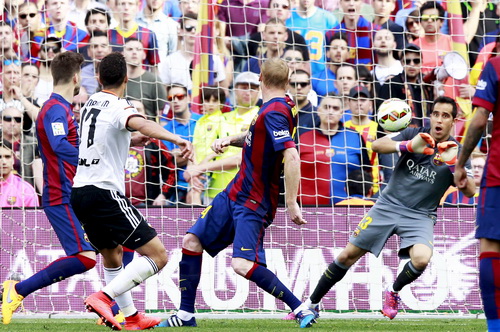 Thủ m&ocirc;n Bravo tỏa s&aacute;ng trong khung th&agrave;nh chủ nh&agrave; Barca