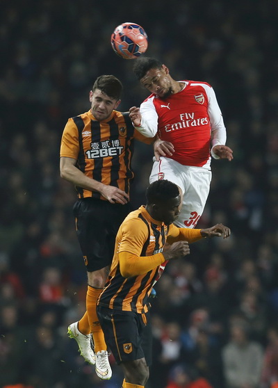 Coquelin tranh chấp b&oacute;ng với Brady (Hull City)