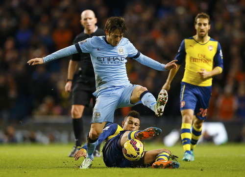 Coquelin cản ph&aacute; b&oacute;ng trong ch&acirc;n David Silva (Man City)