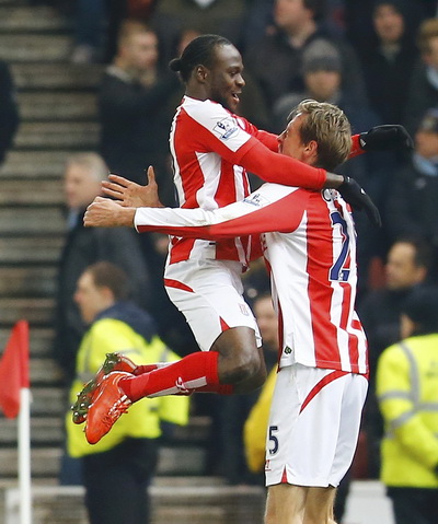 Niềm vui của Crouch v&agrave; Stoke City qua ngắn ngủi trước sức &eacute;p của Man City