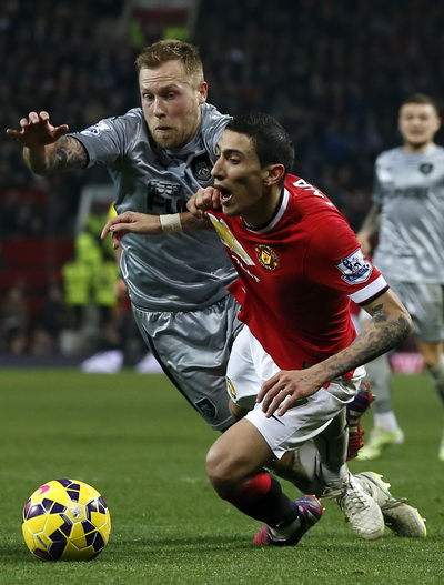 Di Maria bị phạm lỗi, Man United được hưởng phạt đền ở cuối trận