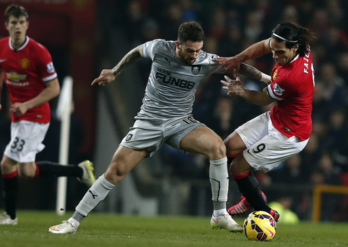 Danny Ings tranh chấp b&oacute;ng với Falcao