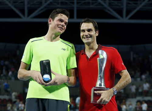 Milos Raonic chia vui cùng Federer sau trận chung kết