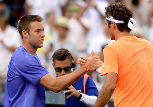 Jack Sock kh&ocirc;ng g&acirc;y được sốc trước tượng đ&agrave;i Federer