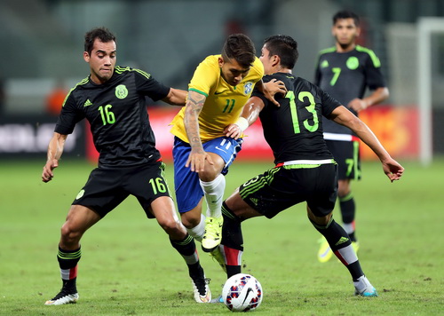 Firmino đi bóng trước hàng thủ Mexico