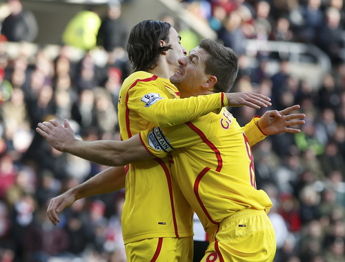 Thủ quân Gerrard chia vui với Markovic sau bàn mở tỉ số của Liverpool