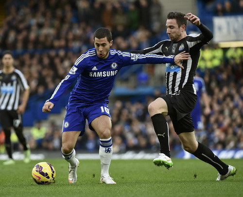 Eden Hazard thi đấu xông xáo, góp công vào hai bàn thắng của Chelsea