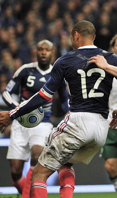Thierry Henry đã dùng tay chơi bóng