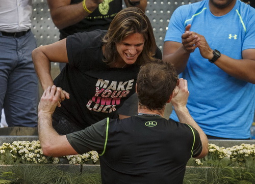 Chia vui c&ugrave;ng HLV Amelie Mauresmo