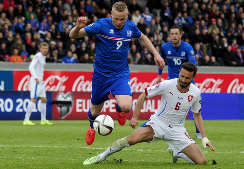 Kolbeiin Sigthorsson (9) vượt qua hậu vệ CH Czech ghi b&agrave;n