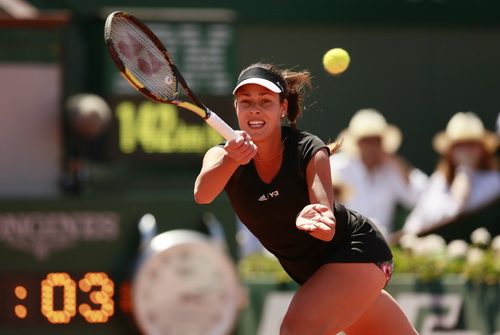 Ana Ivanovic dẫn điểm kh&aacute; xa ở v&aacute;n thứ nhất nhưng rồi phải bu&ocirc;ng xu&ocirc;i nhanh
