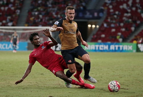 Jack Wilshere đi b&oacute;ng trước h&agrave;ng thủ Singapore XI