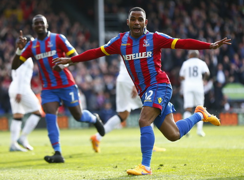 Jason Puncheon (12) gỡ h&ograve;a cho Palace