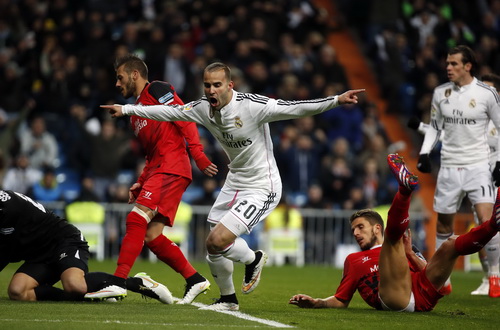 Jese ghi b&agrave;n thứ nh&igrave; cho Real từ sai s&oacute;t của Sevilla