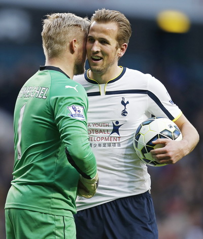 Harry Kane an ủi thủ môn Kasper Schmeichel (Leicester) sau trận đấu