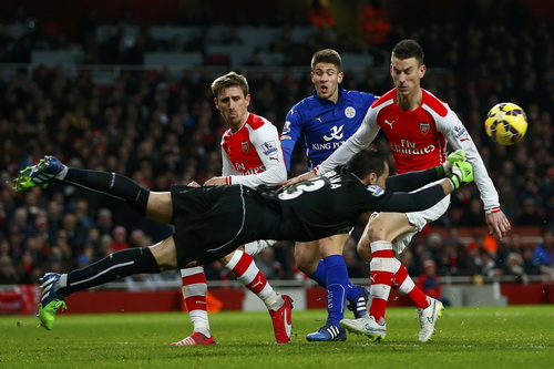 Kramaric (giữa) ghi b&agrave;n cho Leicester trước Arsenal