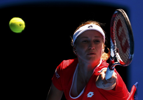 Makarova thua s&uacute;t to&agrave;n diện trước Sharapova