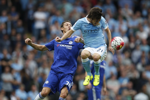 Nemanja Matic (trái, Chelsea) tranh bóng với David Silva