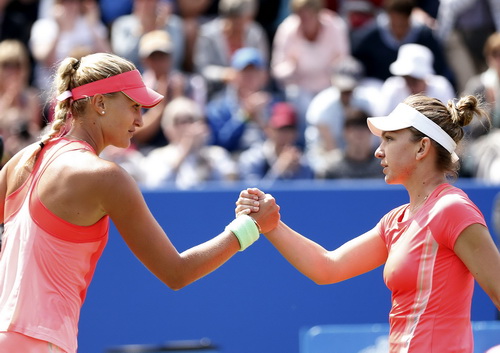 Hạt giống số 1 Simona Halep bất ngờ gác vợt trước Mladenovic (trái)