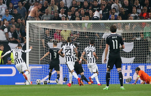 Alvaro Morata (9) ghi b&agrave;n mở tỉ số cho JUventus