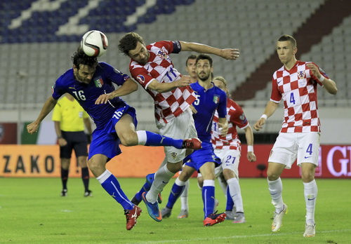 Marco Parolo (&Yacute;, 16) đ&aacute;nh đầu trước sự tranh chấp của Dario Srna