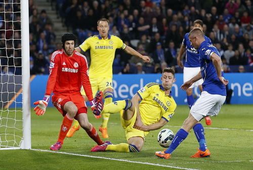Hàng thủ Chelsea gặp nhiều khó khăn, kể cả thủng lưới, trong hiệp một