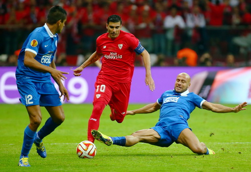 Antonio Reyes đi bóng giữa vòng vây các hậu vệ Dnipro