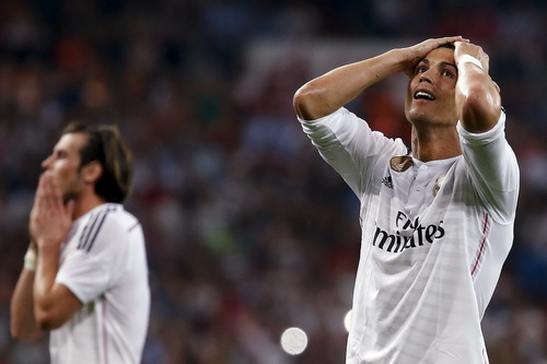 Sút hỏng phạt đền, Ronaldo sắp dâng cúp cho… Messi
