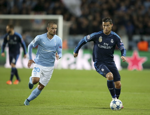 Vắng Messi, Ronaldo xô đổ kỷ lục ghi bàn ở Champions League